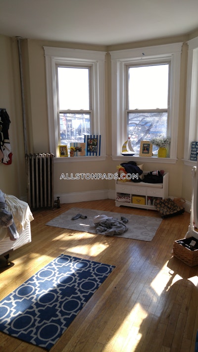 Allston Spacious 2 bed 1 bath available 7/1 on Commonwealth Ave in Allston!  Boston - $2,900
