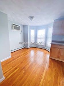 East Boston Sunny, Spacious 1 bed 1 bath available 4/1 on Paris St in East Boston! Boston - $2,425 No Fee